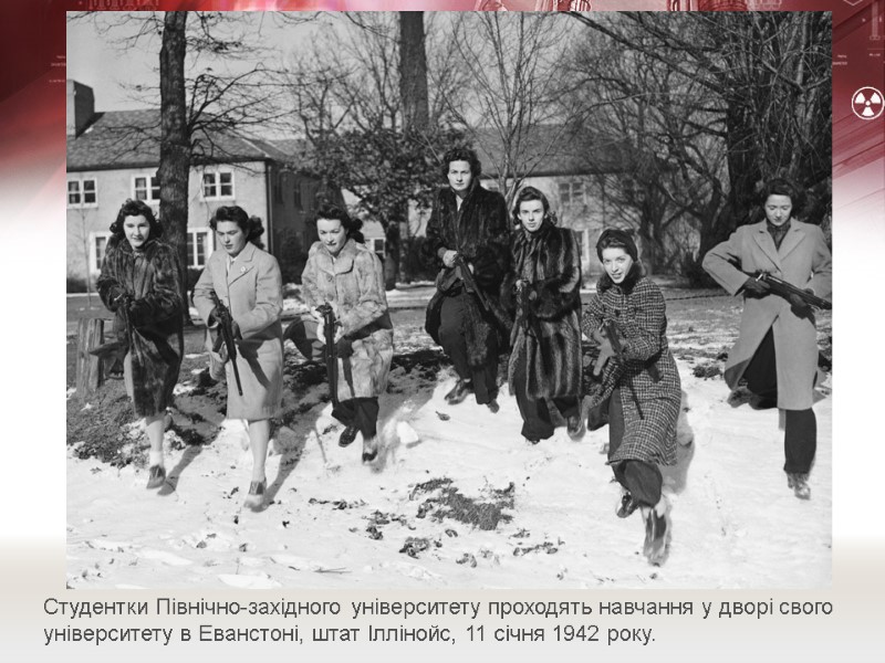 Студентки Північно-західного університету проходять навчання у дворі свого університету в Еванстоні, штат Іллінойс, 11